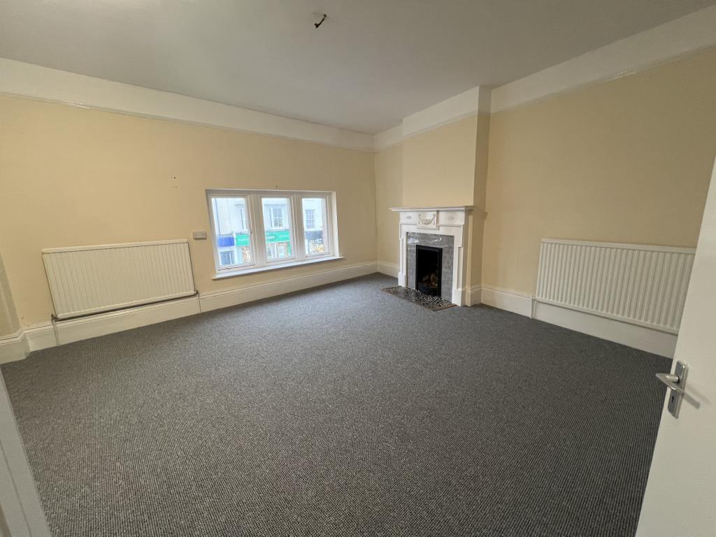 Lot: 41 - THREE STOREY COMMERCIAL PROPERTY - General view of main front office on first floor